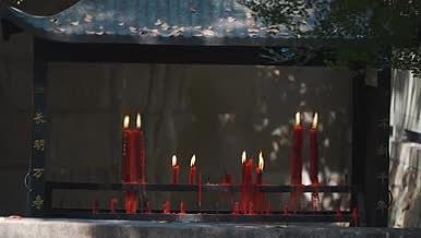 新年烧香挂红灯笼祈福许愿新年意境空镜头视频的预览图
